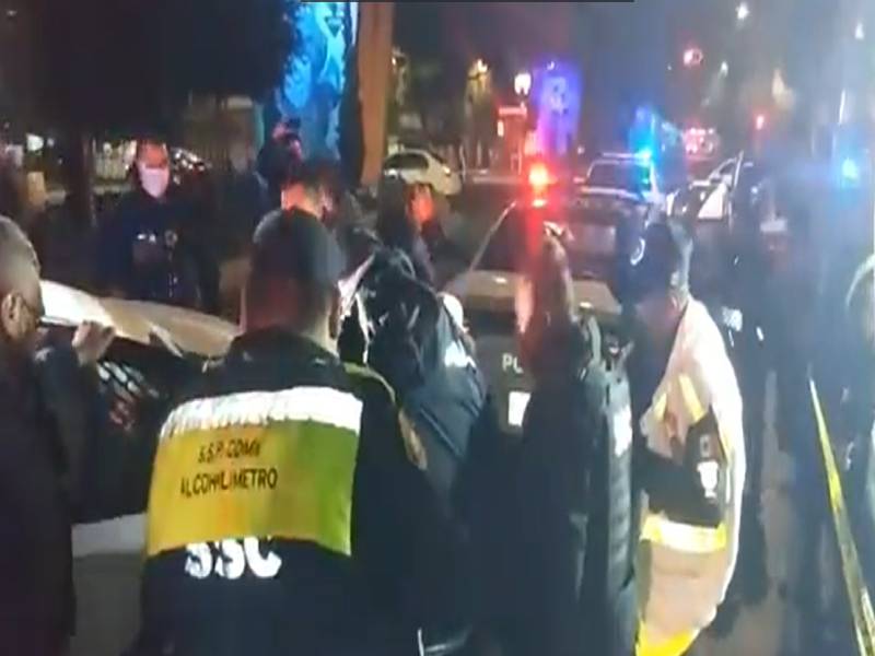 Policías alcoholizados pelean en alcoholímetro y los arrestan