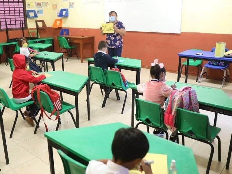 Alejan Ómicron a los alumnos de planteles