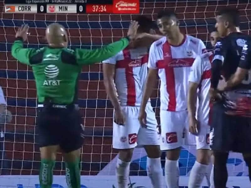 Dejen me recupero»; árbitro detiene partido