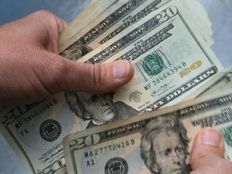 Dólar cae a mínimo de dos meses