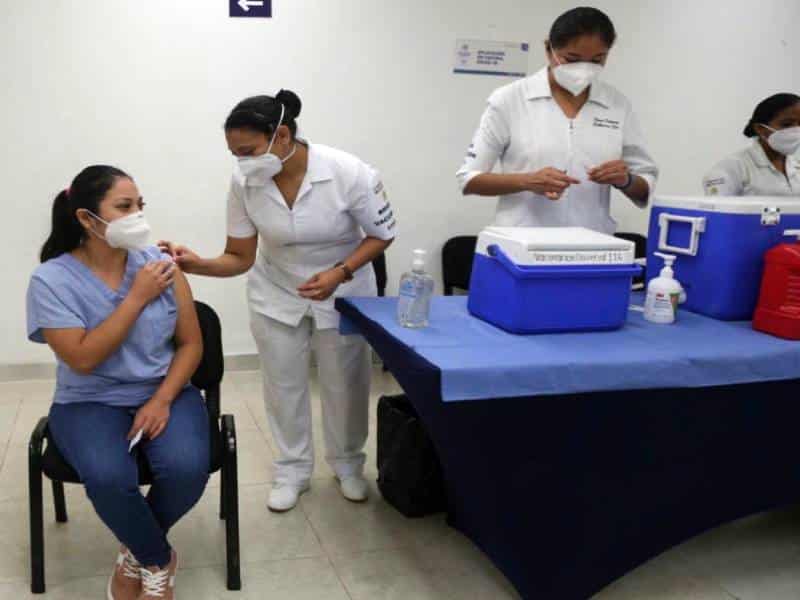 Personal de salud que atiende área Covid recibirán vacuna de refuerzo