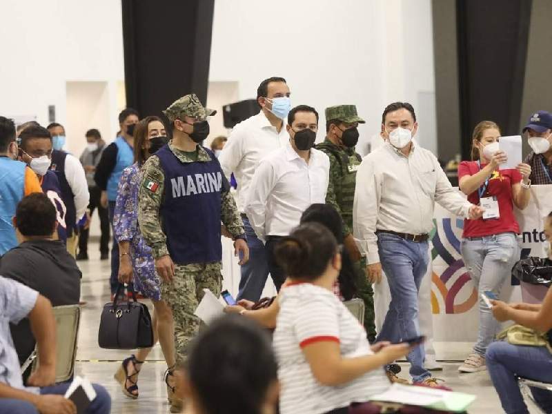Supervisa Vila Dosal la vacunación a maestros