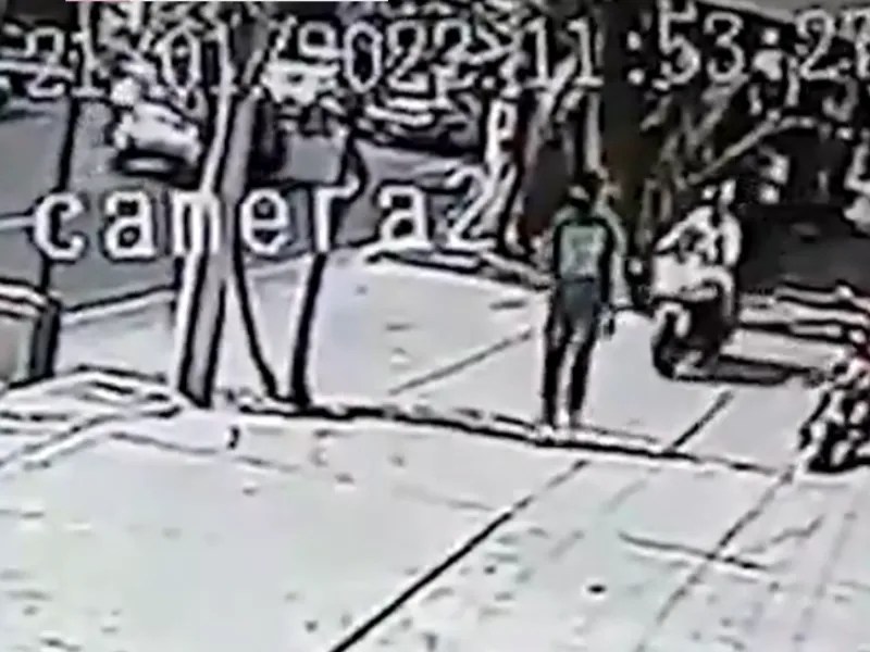 A plena luz del día a bordo de una moto roban un celular