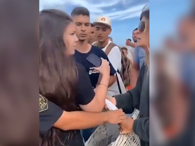 Policías intentan llevarse a vendedor de churros y turistas lo impiden