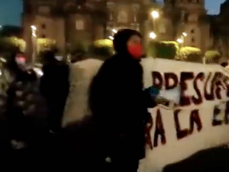 Estudiantes de la ENAH se manifiestan afuera de Palacio Nacional