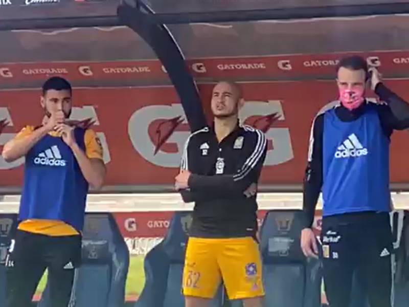 Carlos González canta el himno de la UNAM durante el Pumas-Tigres
