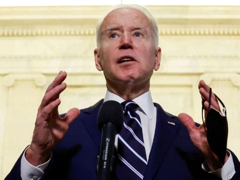 Biden llama "estúpido hijo de perra" a periodista