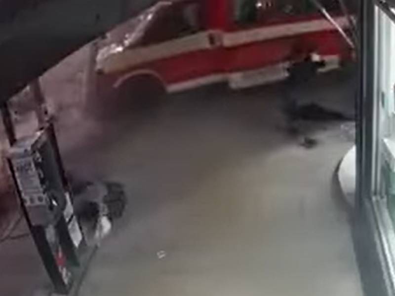 Camión pierde el control, sube a la banqueta y arrolla a peatones