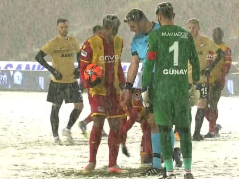 Así se definió un insólito penal… ¡en medio de la nieve!