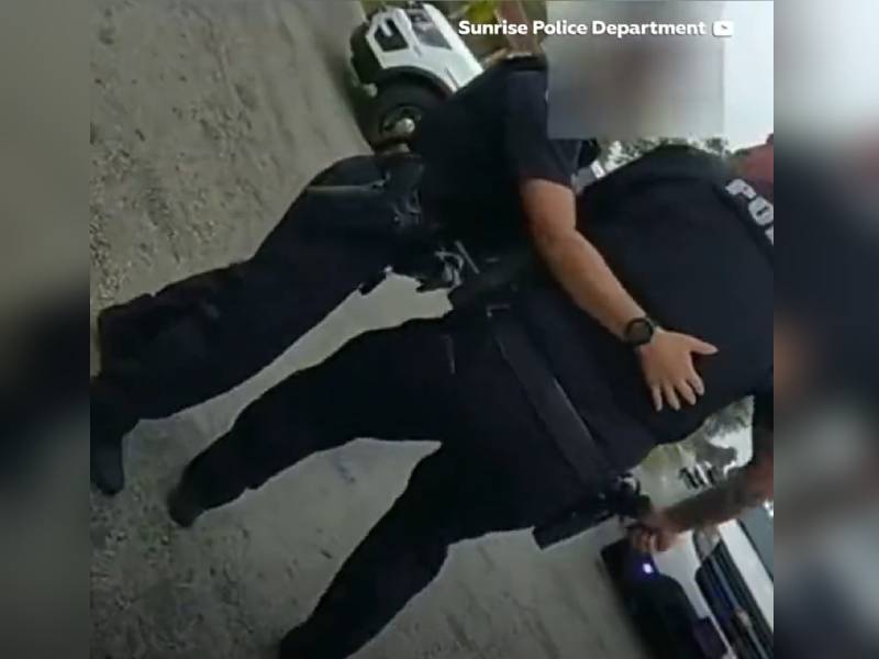 Exhiben agresión de policía a su compañera tras intentar calmarlo