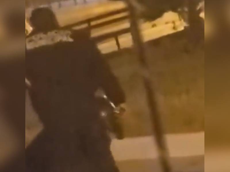 Exhiben a policías municipales golpeando a detenido