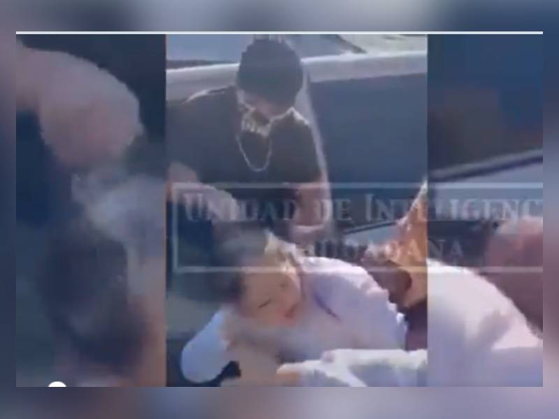 Hombres armados rapan a mujer por “tocarles el claxon”