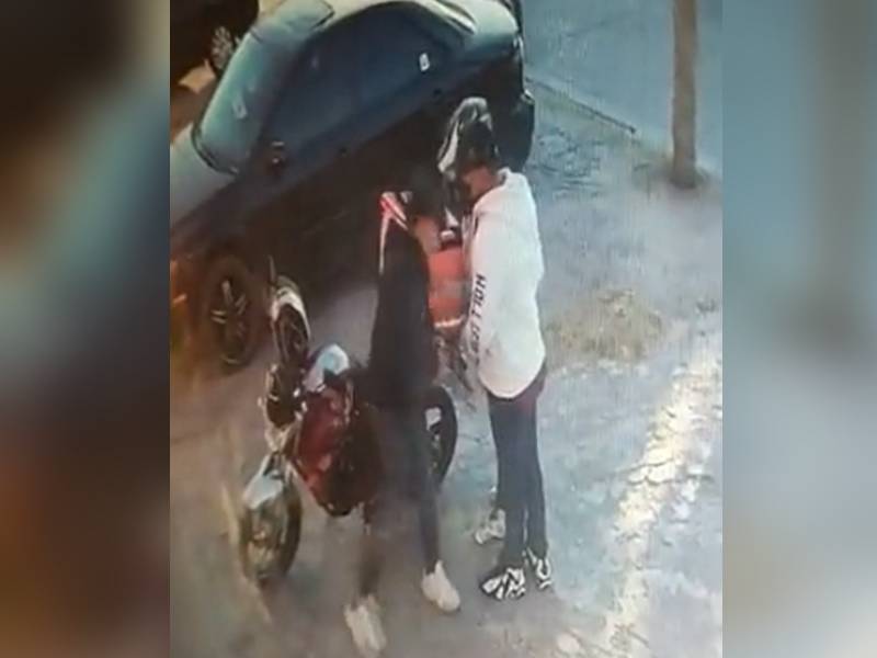 Roban motocicleta a repartidor de comida mientras espera pedido