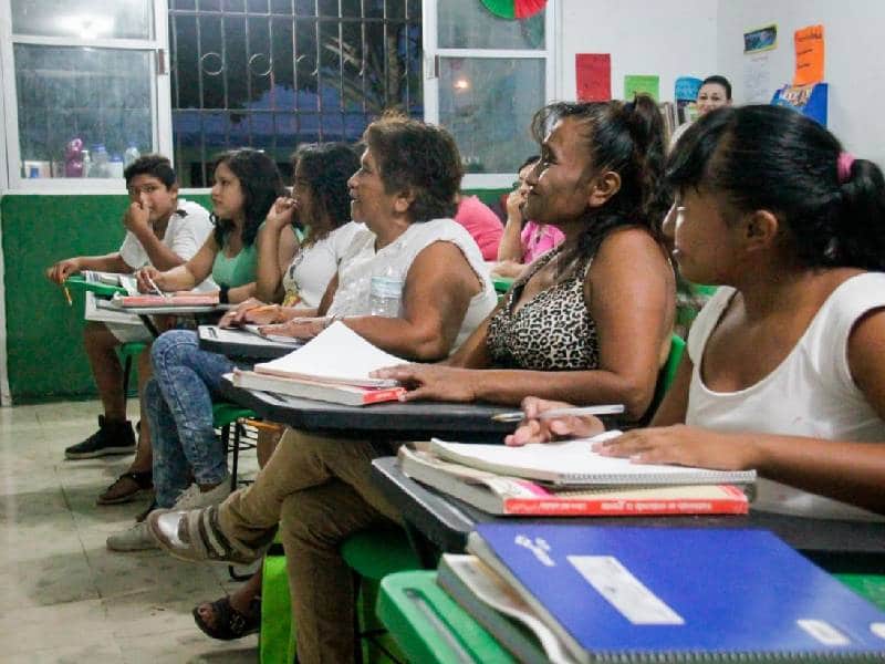 Combaten el rezago educativo