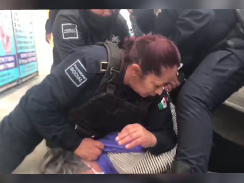 Policías mujer adulta