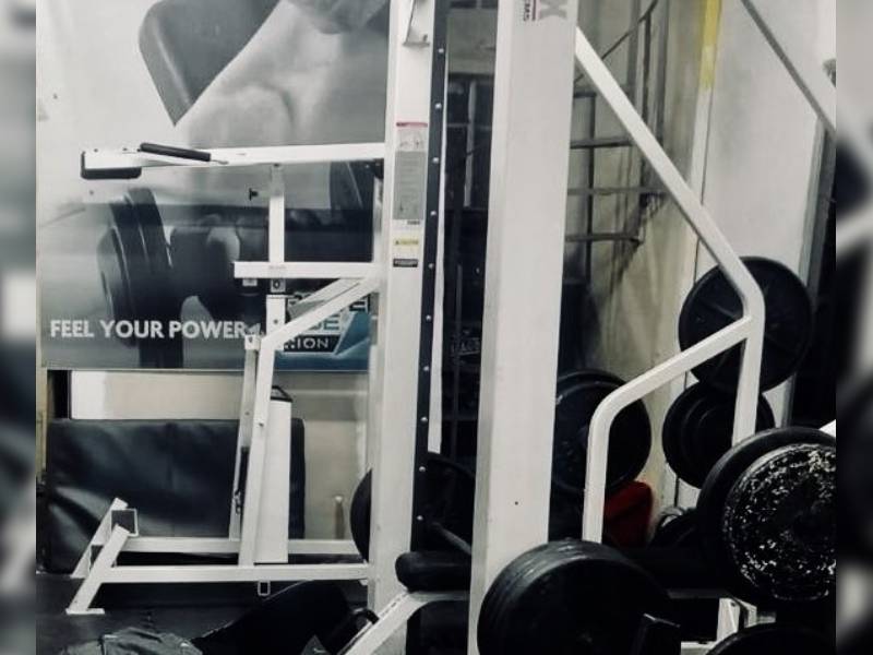 Mujer pesa gimnasio