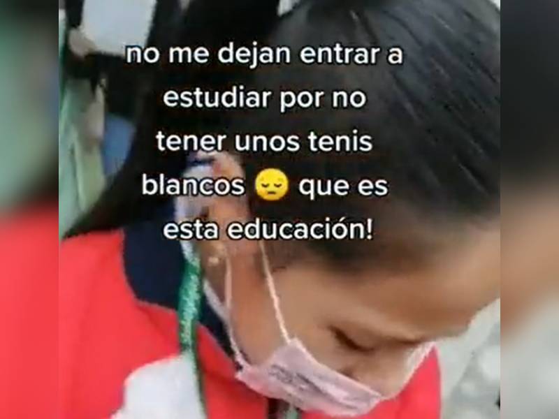 Tenis blancos niña estudiar