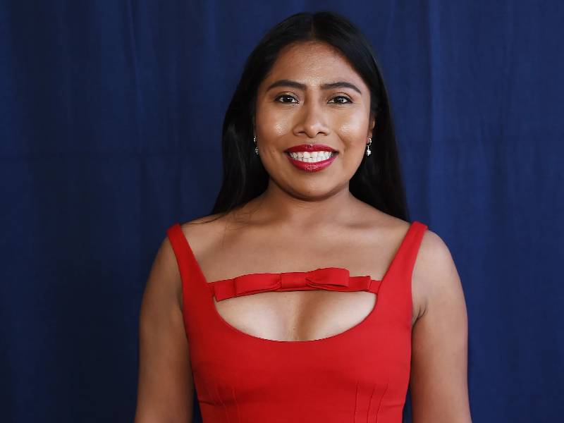 Yalitza Aparicio posa en fotos con bolso Gucci de 57 mil pesos (2)