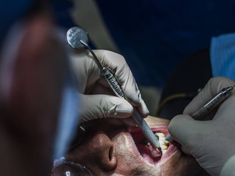 Dentista dañaba los dientes