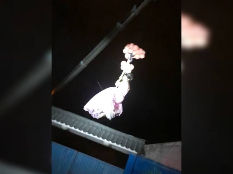 Quinceañera colgada grua