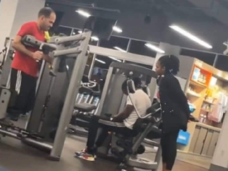 Mujer observa a su novio infiel