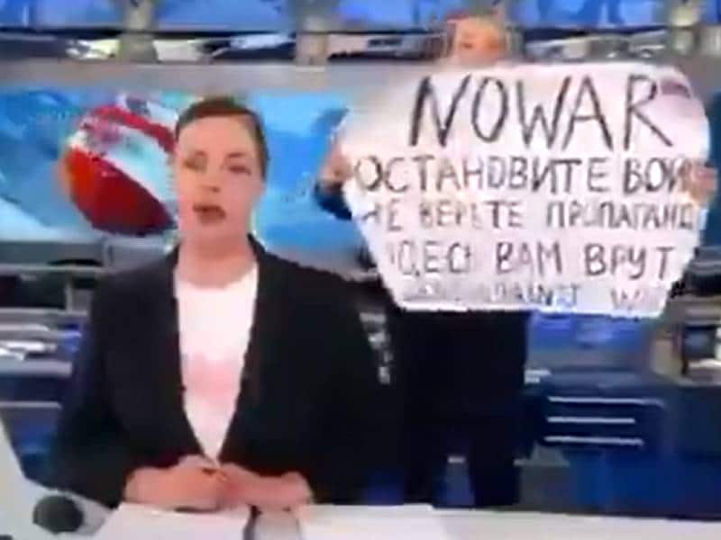 Periodista protesta en vivo