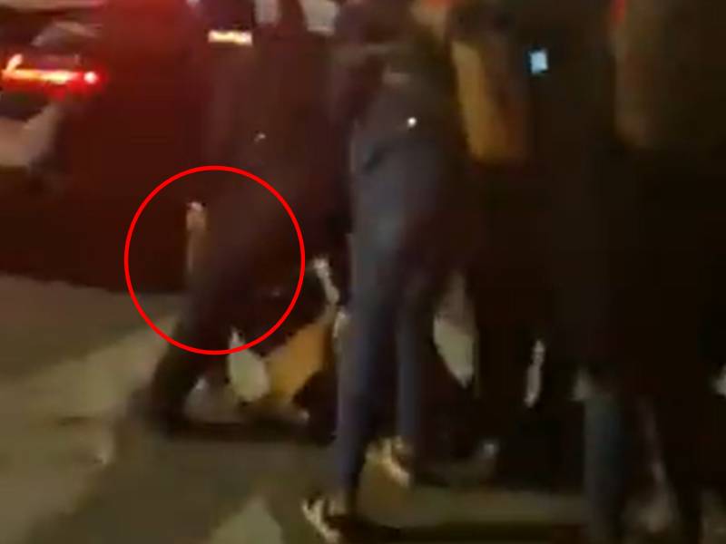 Policías someten a una mujer