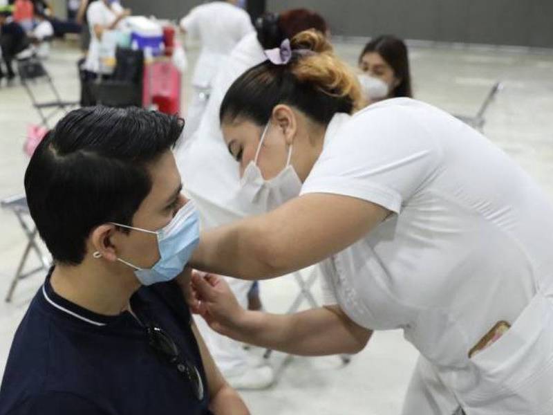 Inicia vacunación de refuerzo para jóvenes