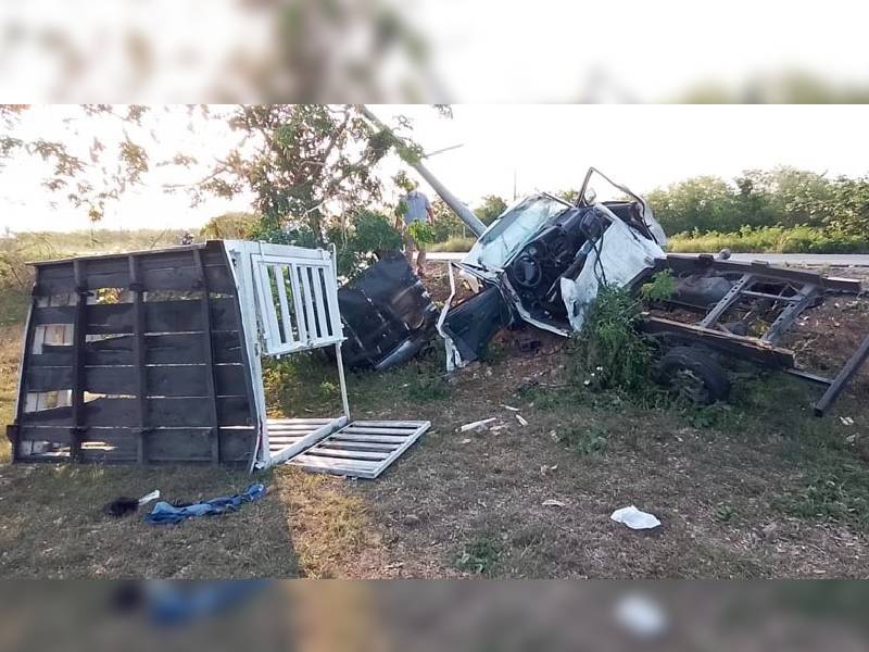 Conductor queda prensado al estrellarse contra un poste metálico