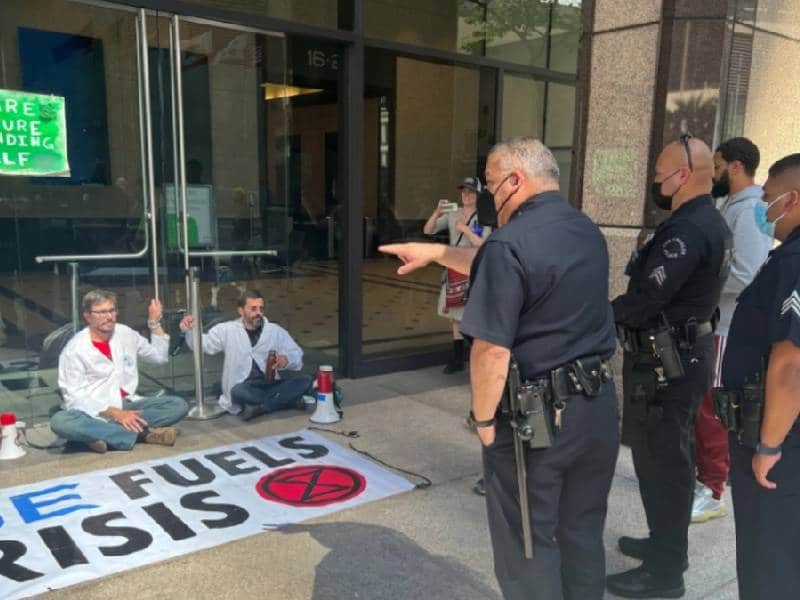 Arrestan a científico de la NASA por advertir sobre una catástrofe climática
