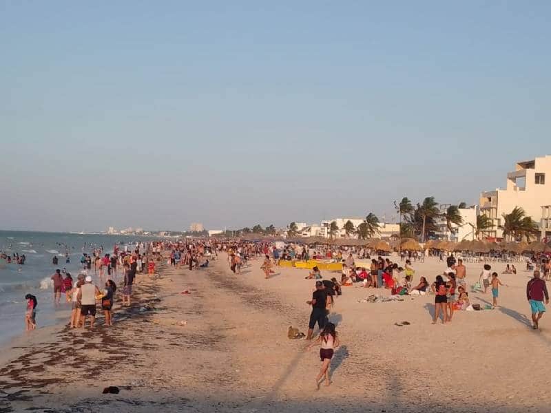 Abarrotan visitantes las playas y cenotes