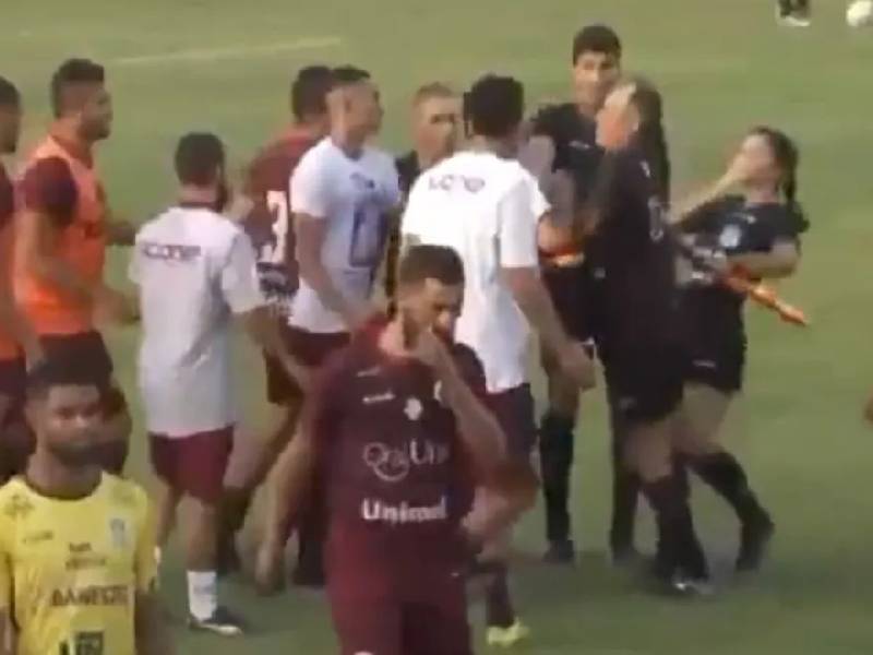Video_ ¡Terrible! Entrenador del futbol de Brasil agrede a una jueza de línea