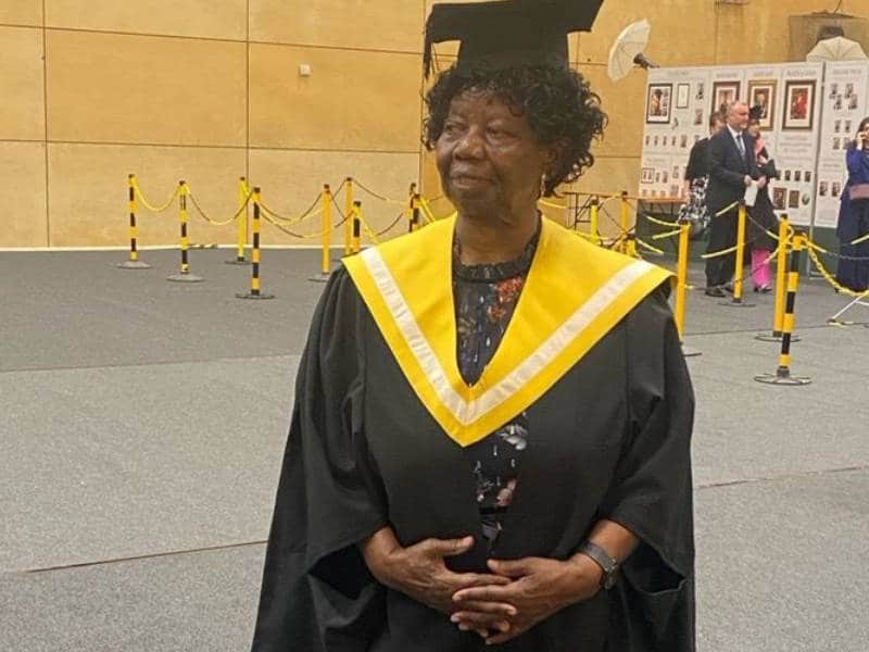Abuelita universidad gradua