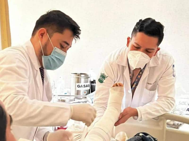 AMLO ofrece contratación inmediata de médicos