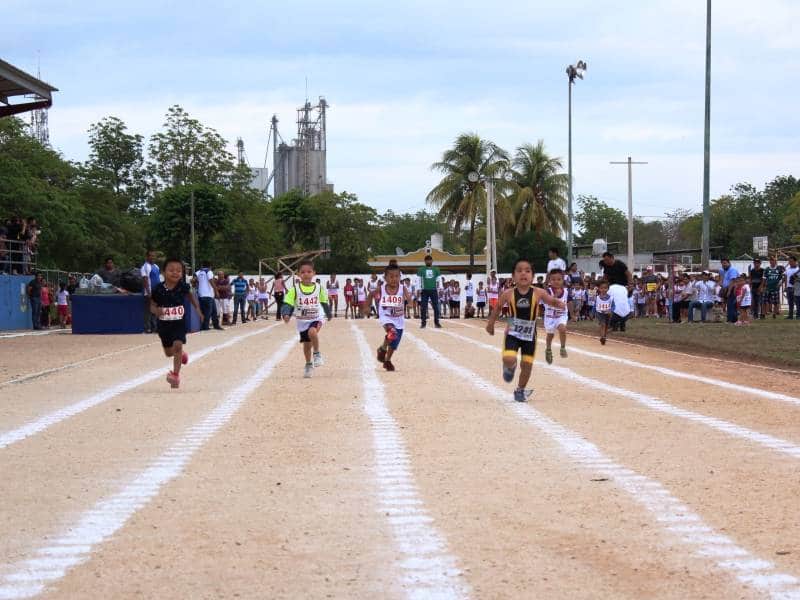 Festejan a niños con Carrera de las Hormigas