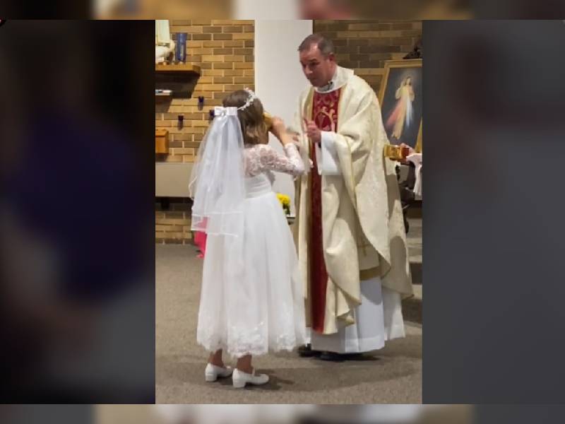 ¡Tenía sed!; niña se hace viral tras beber todo el vino de su primera comunión