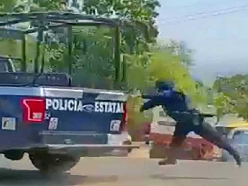 Cae policía de patrulla en movimiento durante traslado de presunto homicida