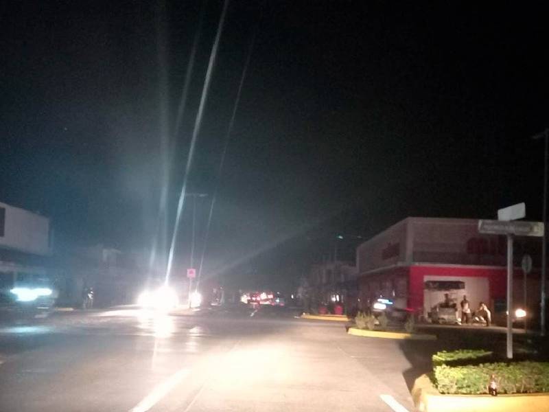 Tormenta deja sin energía eléctrica a casi medio millón de hogares en la Península de Yucatán