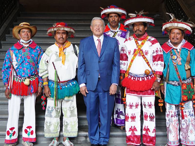 Recibe AMLO a comunidad wixárika