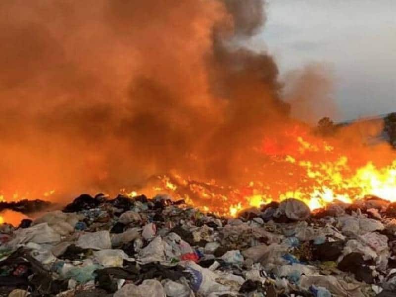Trabajan para combatir incendio en relleno sanitario de Valladolid