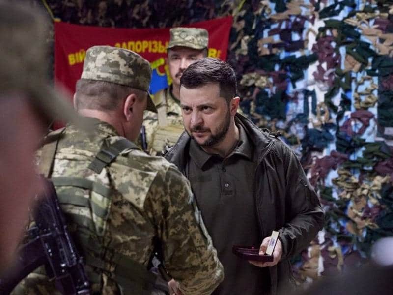 Visita Zelenski Járkov; promete la reconstrucción