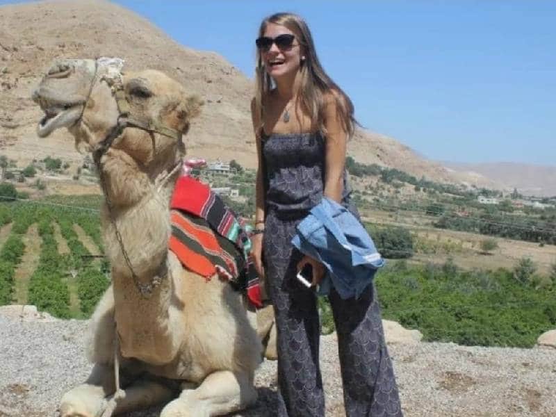 ¡Ah caray! Joven recuerda el día que la iban a vender por camellos