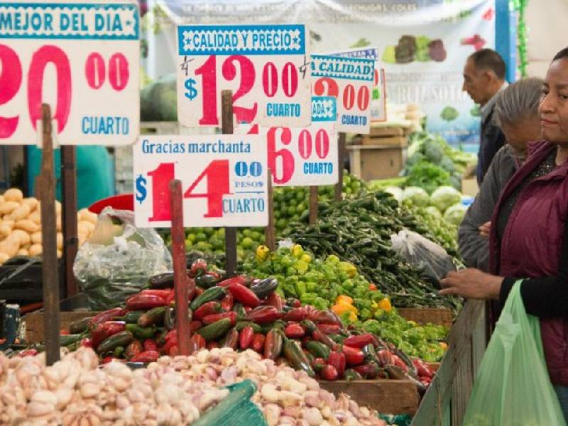 Las familias mexicanas deben tener paciencia, ahorrar en la medida de lo posible y consumir lo básico para salir a flote ante la inflación