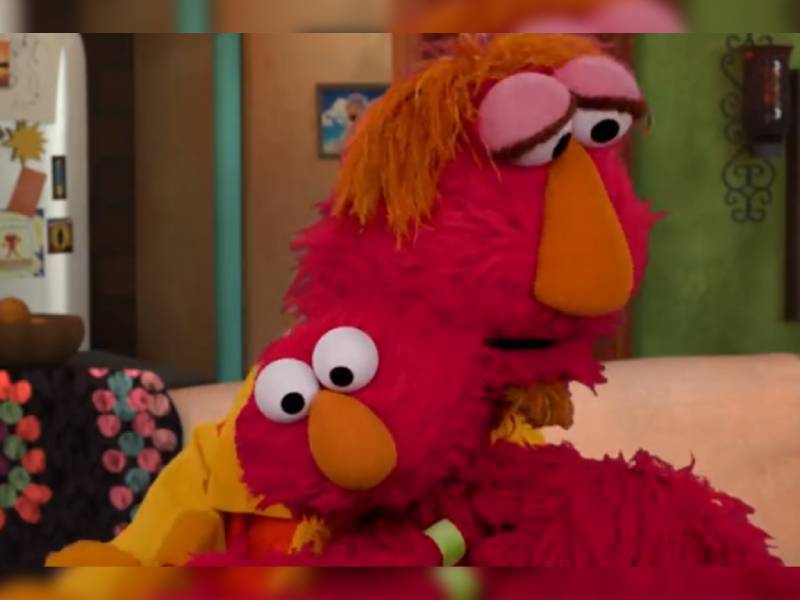 ¡Muy valiente! Elmo de ‘Plaza Sésamo’ recibe su vacuna contra covid-19