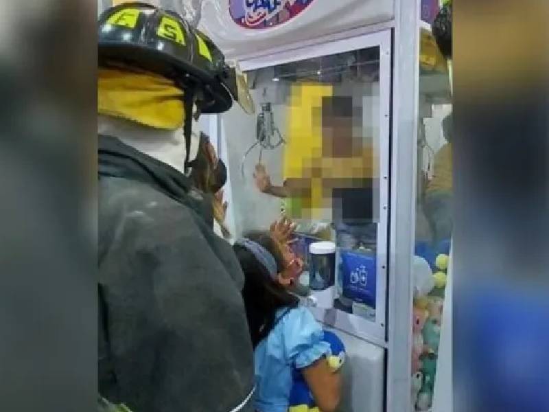 ¡Increíble! Niño se mete a una máquina de peluches y queda atorado