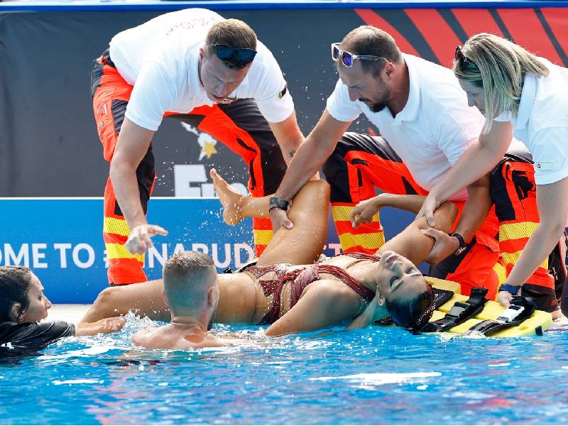 Así fue rescatada por su entrenadora la nadadora que se desmayó en la piscina