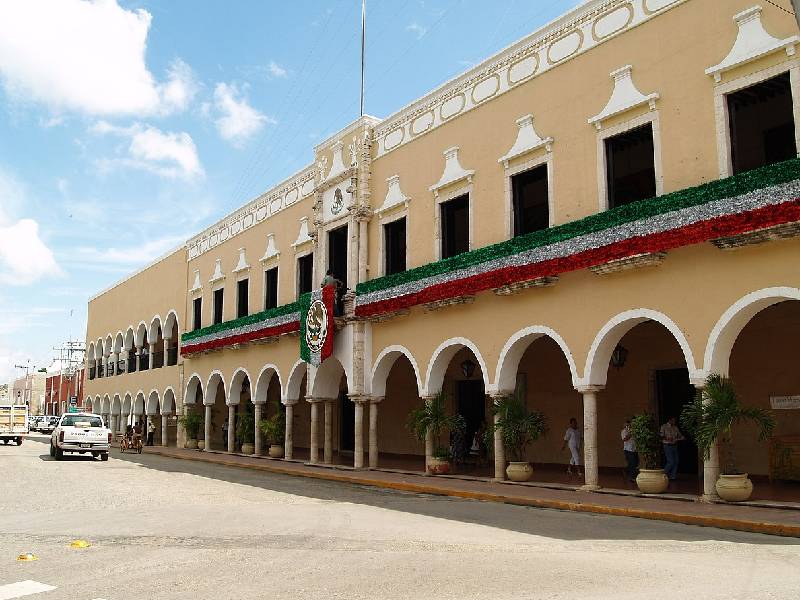 Entregan apoyos en beneficio de 140 familias de Valladolid