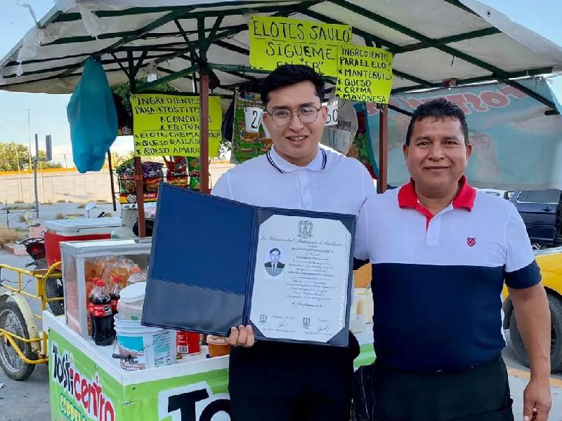 dedica su título universitario a su padre en su puesto de elotes