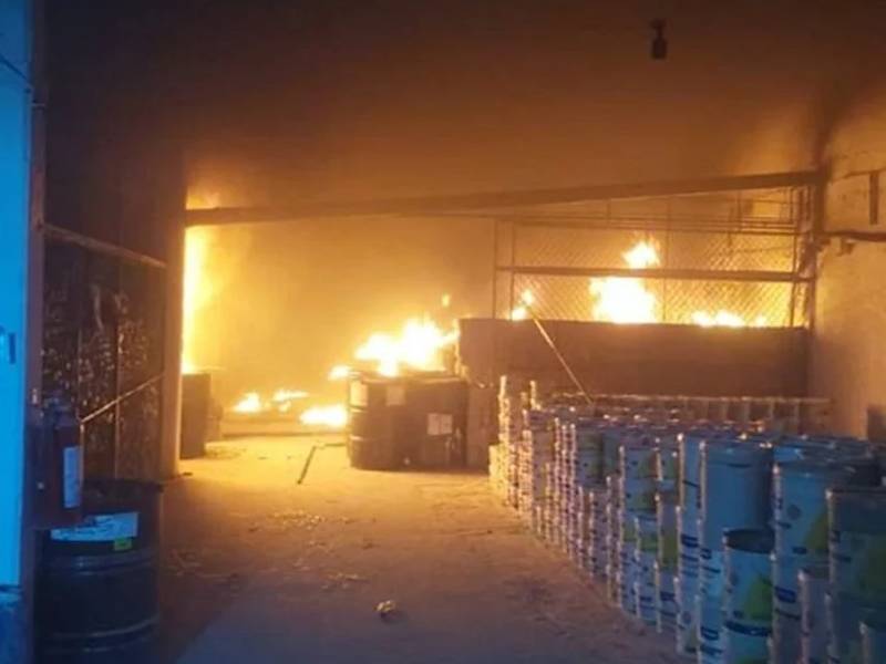 Arde bodega de pinturas y solventes en Kanasín