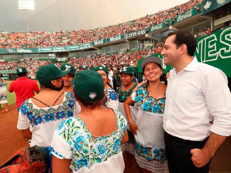Histórica fiesta deportiva se vivió en el Kukulcán con el primer juego de softbol femenil